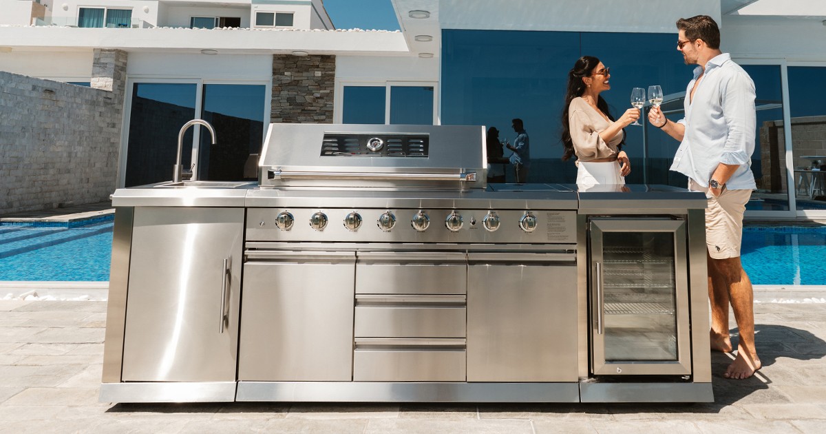 Stainless steel outdoor kitchen unit with storage and cooking space
